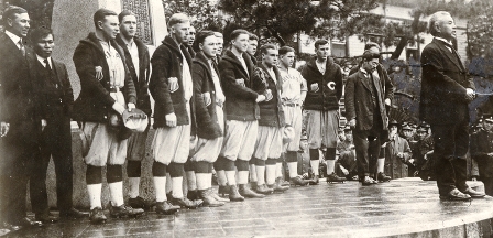 The 1920 University of Chicago Baseball team in Japan, Isso Abe is at the front, introducing the team at the welcome celebration. 